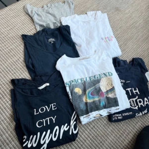 T-shirtpaket med 6 t-shirts  - Ett paket med 6 t-shirts i olika färger. Fick bara plats med 4/6 på bilderna, men de andra är marinblå med vit text (skickar gärna bilder om det är av intresse) Storlek XS/S. Fick inte med de olika märkena på bild heller. Men Primark, Jacqueline de YONG, Pacific Republic - Pull&Bear, Hollister och Pieces.  Alla är använda men är i fint skick.