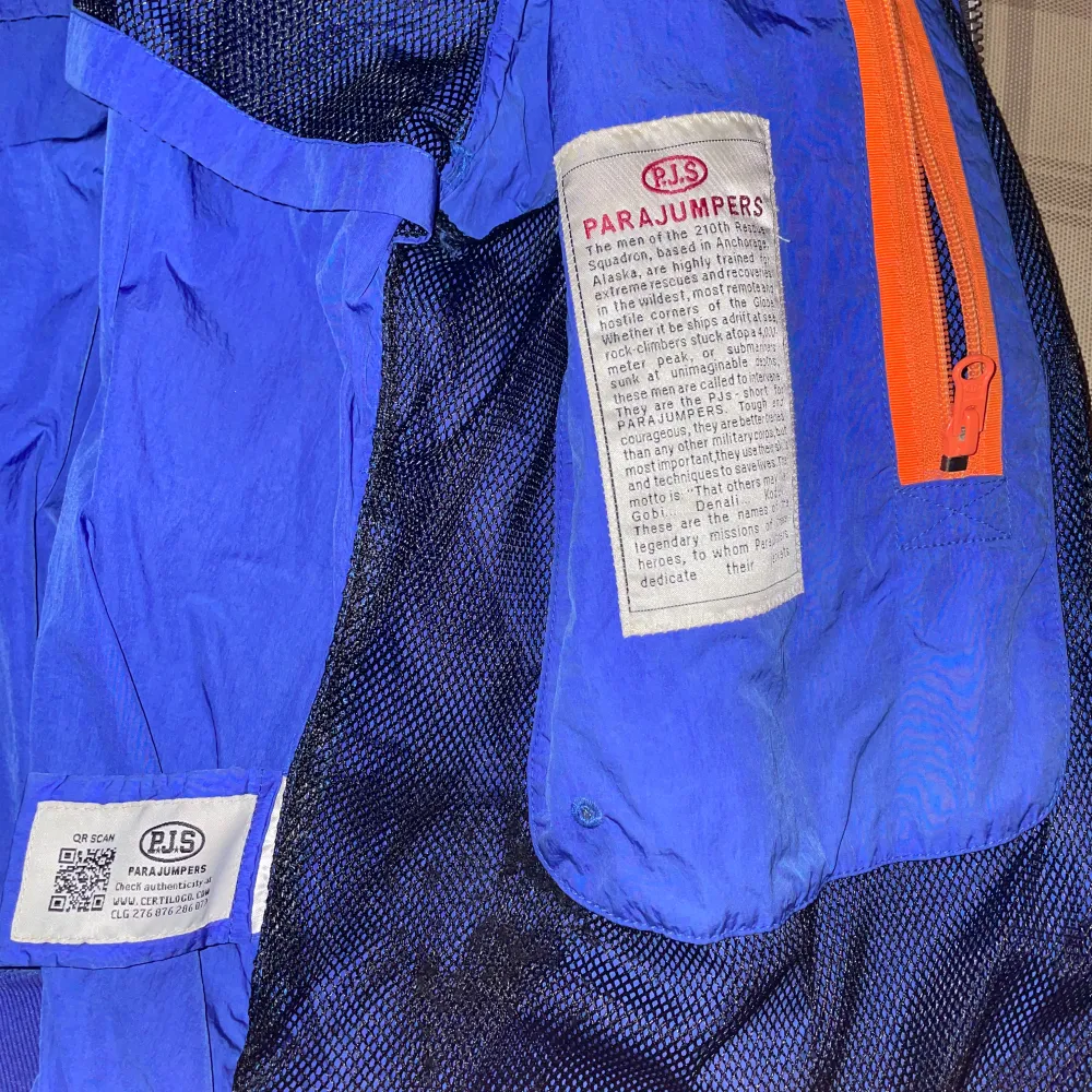 Säljer en blå jacka från Parajumpers med dragkedja och flera fickor. Jackan har en gul detalj vid kragen och en patch på ärmen. Perfekt för höst och vår.. Takit.