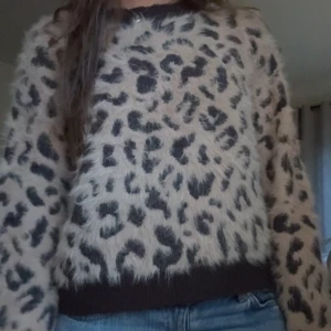 Leopard tröja  - Stickad fluffig leopard tröja. Superfint skick, endast använd ett fåtal gånger! Är en storlek XS men är ganska stor i storleken. Jag brukar använda S-M.