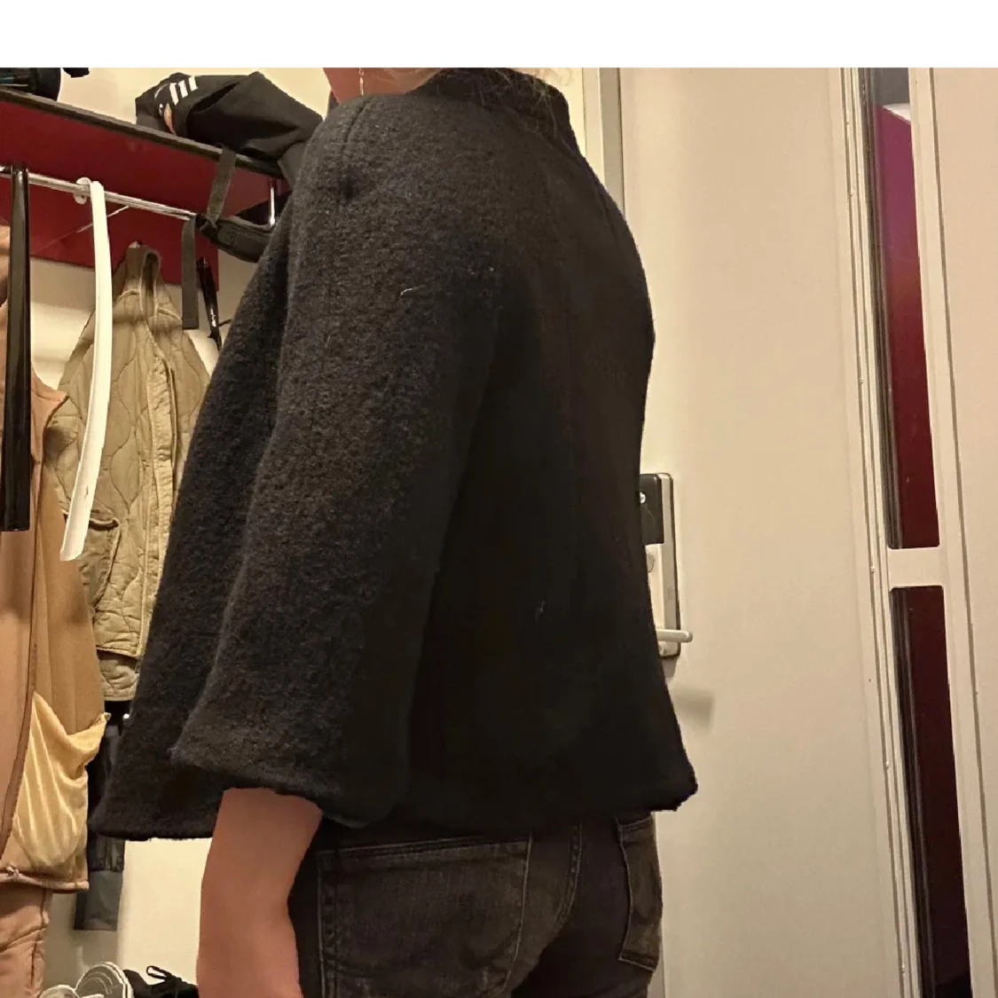 Svart trekvartsärmad kappa - 90