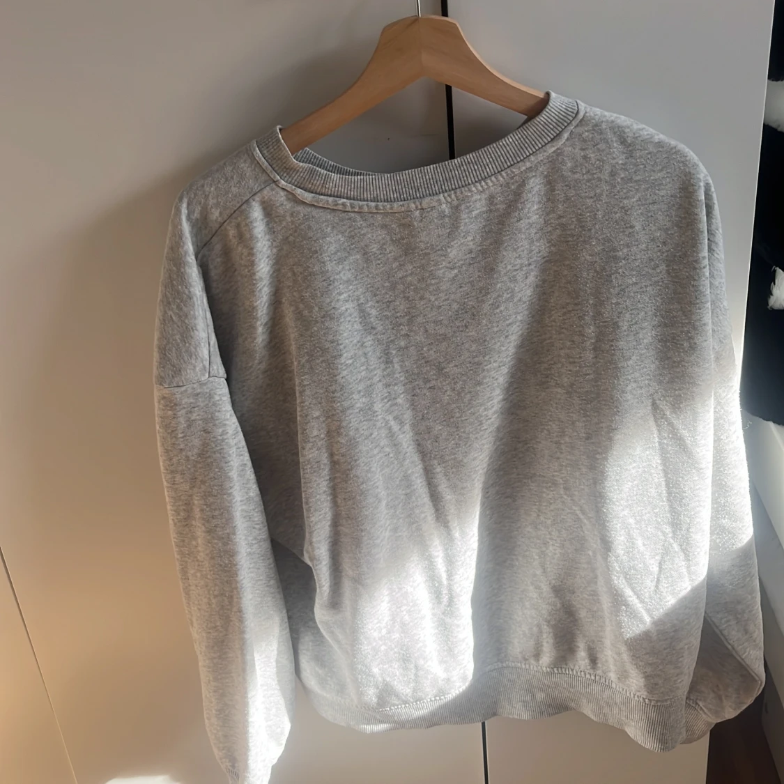 Grå tröja med tryck från H&M  - 90