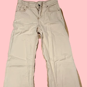 H&M jeans straight/lite baggy, EUR 32 - Aldrig använda, bra kvalitet och väldigt fina, dem var för långa på mig så därför säljer jag dem 