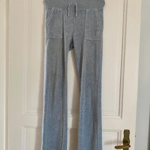 Juicy byxor - Grå juicy byxor i mycket fint skick! Endast använda ett par gånger