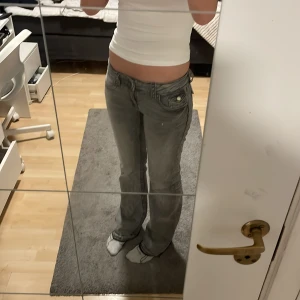 Lågmidjade jeans - Ett pr lågmidjade jeans från Gina Young i storlek 164 som är nästintill nyskick förutom att dom är uppsprättade längst ner men inget man tänker på. passar mig perfekt som är 170. Finns band runt midjan så man kan dra åt så dom passar bättre💕