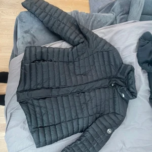 Michael Kors  - Jackan är i fint skick men ganska använd, tyvärr har den blivit för stor så därför säljer jag den.  Michael Kors märket på ärmen är lite slitet men annars är jackan i fint skick.