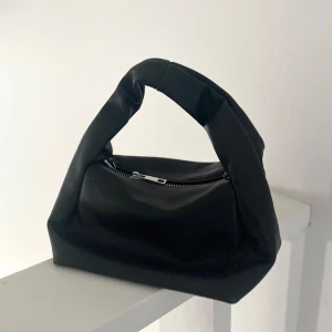 Väska Carin Wester - Lite väska från Carin Wester, följer också med ett längre band💖