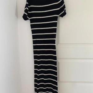 Ribbad klänning Zara stl Xs - Ribbad klänning från Zara i storlek Xs, passar även S då den är väldigt stretchig. Nyskick utan några defekter. 