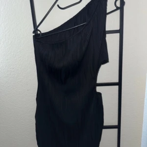 Klänning - Cut out på sidorna, vid midjan.