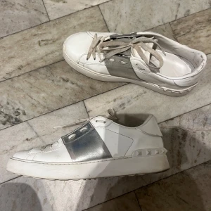 Valentino garavani skor - Silvriga valentino skor! Dem har täcken på användning men frf bra skick!