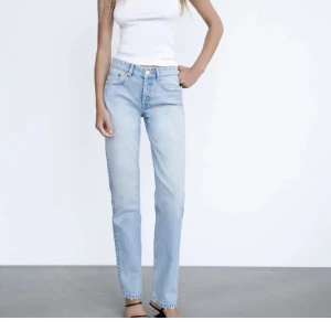 Blå jeans zara - Säljer dessa jätte fina blå Jeansen från zara🥰Bra skick!