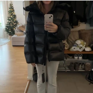 Massimo dutti jacka!! - Säljer nu min fina sparsamt använda vinterjacka ifrån Massimo dutti, köptes i december förra året så endast använd en halv vintersäsong💓💓 