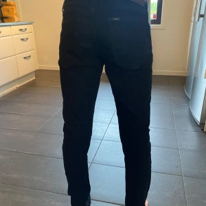 LEE jeans - Säljer min sons svarta LEE jeans då dom blivit förkorta. Mycket välvårdade och sparsamt använda. INGA defekter. 