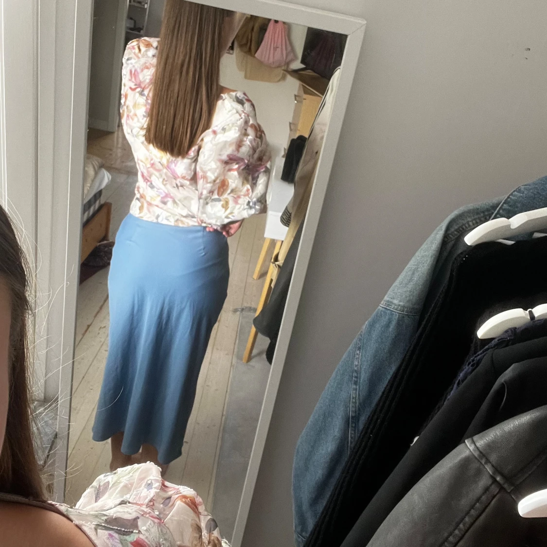 Blå lång satinkjol från forever 21 - 90