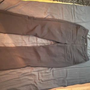 Kostymbyxor  - Säljer mina kostymbyxor ifrån bikbok då dem blivit för små, dem är inte sönder någonstans eller blekta utan dem är i bra skick. 