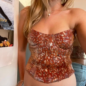 Leopard korsettopp  - Sååå snygg korsettopp med glitter och leopardmönstrad. Väldigt unik och cool. Den är lite repad och inte i bästa skick men funkar absolut ändå. Skriv om ni har några frågor❤️❤️