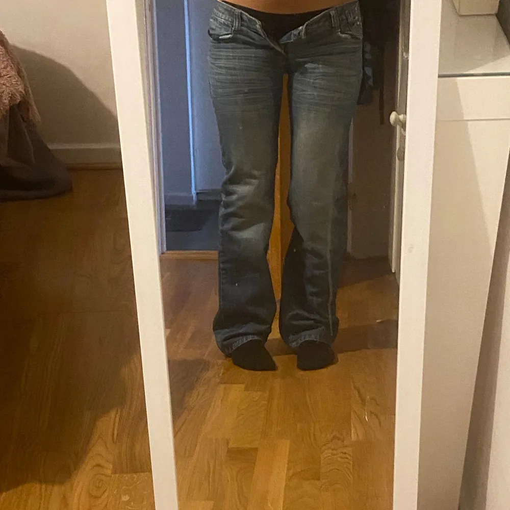 Från engine jeans. Knappt använda. De har liksom bara legat i garderoben. Just nu har de blivit för små för mig då de knappt knäpper längre. Är ~ 165cm/64kg. Farkut & Housut.
