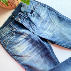 True Religion Jeans (Relaxed/Straight fit) - Tja! Säljer dessa feta True Religion Jeans, nypris: 3200kr. De är 30W 32L men passar även 32W! Kvitto finns och den är helt oanvänd. Skriv via funderingar osv i meddelanden! 🔥