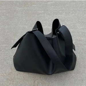 Tote bag - Säljer min fina Tote väska från bikbok, endast använd fåtal gånger och den är i mycket bra skick. Lite slitningar finns men inget som syns alls. Passar perfekt som skolväska🙌🏼 (Denna modell säljs inte längre)