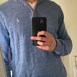 Morris half zip - Storlek M kostar 1800kr ny mitt pris 550kr finns en defekt lappen sitter lite löst syns på andra bilden Bara att höra av dig vid frågor & funderingar😃