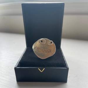 Maria Nilsdotter ring limited edition som gick för 3200, synliga tänken på andvändning på baksidan men fortfarande väldigt fin, oklar i storlek också men stor. Box ingår ej 