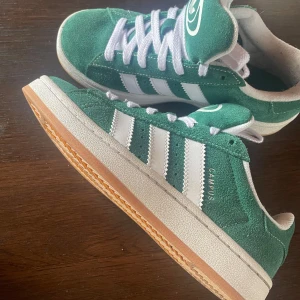 Adidas campus 00s - Gröna adidas campus 00s i stl 36 2/3.  Använda fåtalgånger o nästintill nyskick.  Köpt på footloker och säljer för 1249 kr 