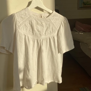 Kortärmad blus - Jätte fin blus! Som tyvärr inte kommer till användning längre. Den är lite spräckt i ryggen men inget man tänker på. Annars i jätte bra skick.