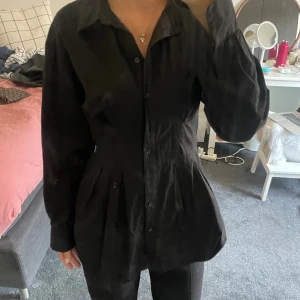 Skjorta  - Lite längre skjorta, figursydd😍