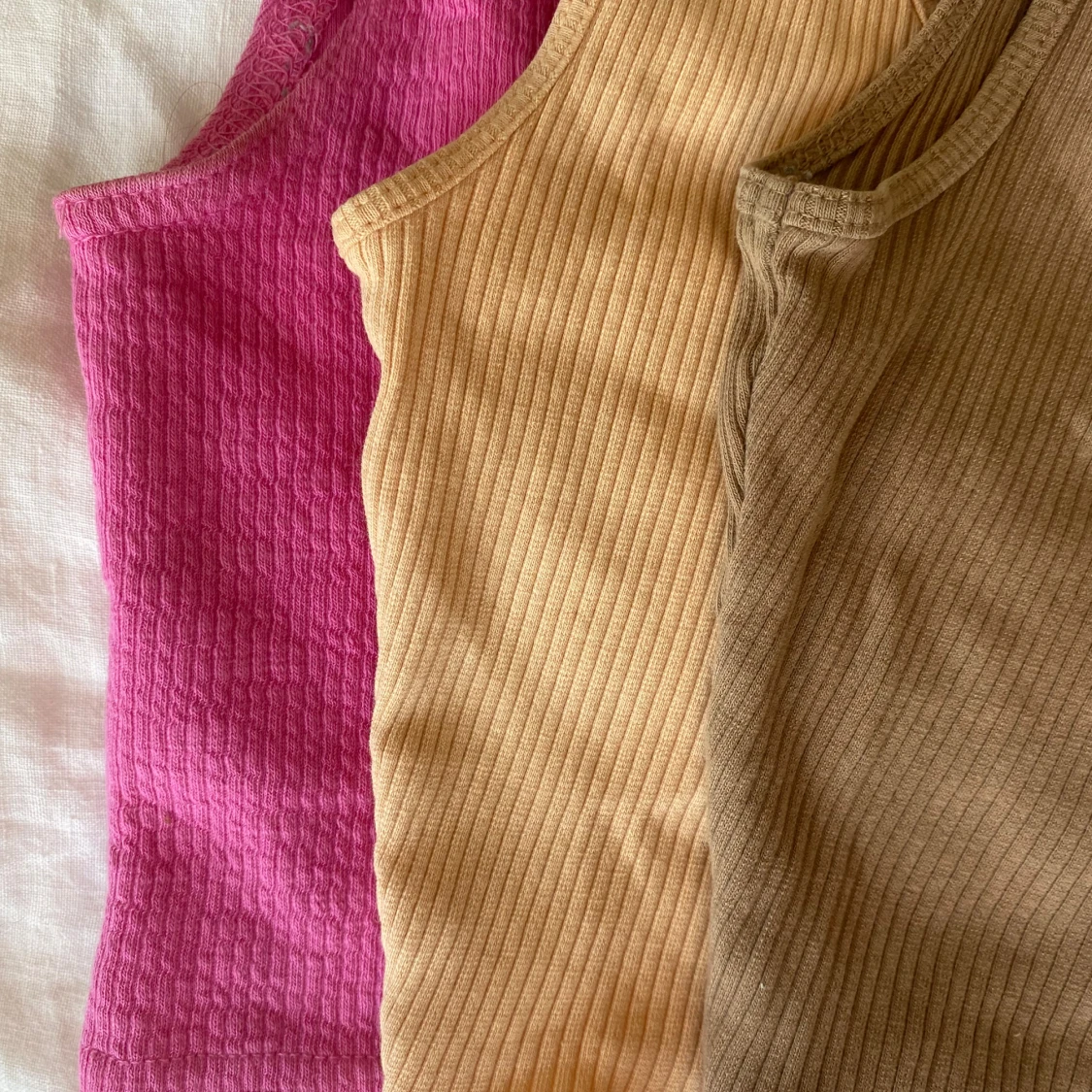 3 små, gulliga toppar i olika färger  - 90