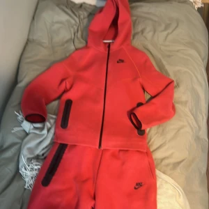 Nike tech fleece röd - Den har inga problem 