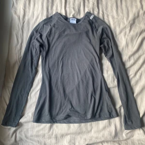 Träningstopp - Superfina grå träningströja ifrån gymshark, jätteskön att träna i och mycket bra material 