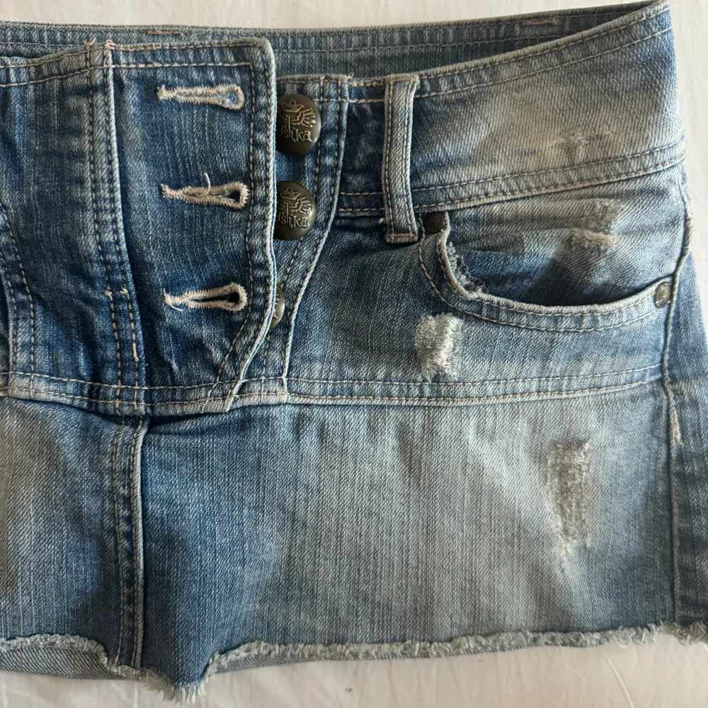 Svin snygg lågmidjad jeans kjol/ mini kjol med stora knapar☺️🩷 använd några gånger men den har inga tydliga defekter eller trasig. ✨. Kjolar.