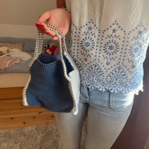 Stella McCartney virkad väska - Supersnygg virkad stella McCartney liknande väska! Ascool och piffar verkligen upp en outfit! Öppen för prisförslag!🤗💕