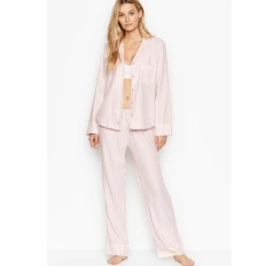 Victoria secret pyjamas - Säljer denna superfina bomulls pyjamasen från VS. Har inte andvänt den mer än två gånger så den är i nyskick😍 Storlek S! Nypris: 1000