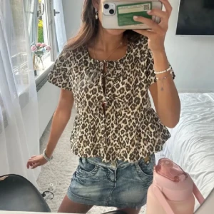 Leopard blus - OBS! Första bilden är lånad! Säljer denna blusen då den har ej kommit till användning. Använt endast en gång. Har inga defekter eller slitage. 