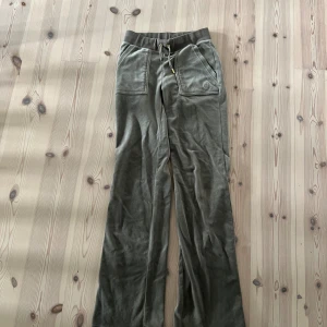 Juciy byxor gröna  - Jag säljer min fina juciy byxor, fick dom förra året använda en del men behöver de inte längre. Nu förtjänar dom en ny ägare. Skada på bild 4 