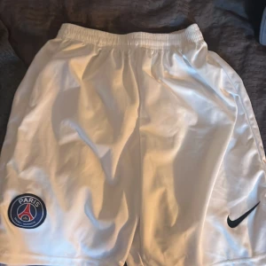 PSG shorts storlek M - Köpte shortsen under sommaren men insåg att dom var för små. Shortsen är bra skick och sitter bra