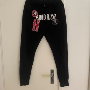 Hoodrich byxor  - Storlek S men passar alla från 160-170 typ. Bra skick som en vän köpte från hoodrich egna hemsida. Kom privat för frågor❗️