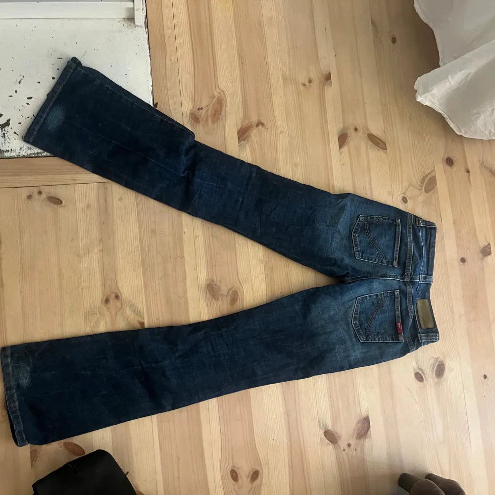 Jättefina Lågmidjade mörkblå jeans från only! Dom är i storlek xs/S och är långa på mig som är 170❤️❤️. Jeans & Byxor.