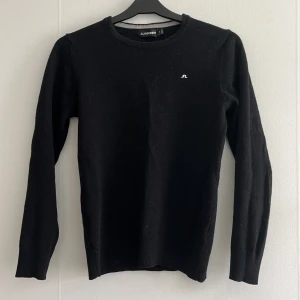 J Lindeberg tröja - Säljer denna J.Lindeberg tröja då den krympt i tvätten. Var storlek XS men passar nu 12-14 åringar. Väldigt fint material, och i bra skick. Hör av dig vid minsta lilla fråga :) Kan gå ner lite i pris vid snabb affär