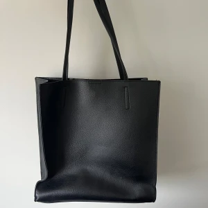 Väska - Så fin väska från even&odd!🖤 Lite skavd i handtaget, se bild 4.