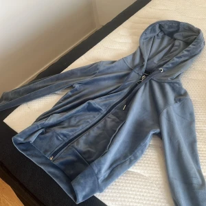 Mjukis sett  - Säljer detta mjukis sett ifrån Gina. Använd 2-3 gånger. Super fin och mysig! Koftan är i XS Byxorna är i XSS