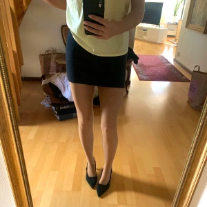 Svart minikjol - En svart minikjol som passar till allt🥰har sen innan klippt bort lappen och vet inte vart den är ifrån men materialet känns iallafall inte billigt! Från toppen till botten på kjolen är den 35cm i höjd och är stretchig😍