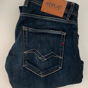 Replay Jeans - Hej! Säljer dessa sjukt snygga Replay Jeansen i modellen GROVER. Väldigt bra skick. Riktigt snygg färg med sjukt snygg fade på byxorna. storlek 29