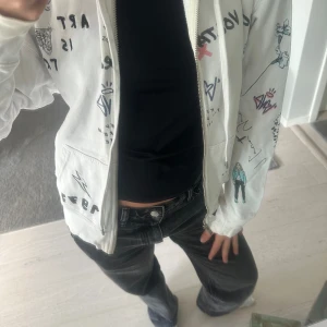 Zadig hoodie - Säljer denna sjukt coola Zadig hoodie som är köpt i Zadig butiken för ca 2 år sedan. Den är jätte unik och  Perfket nu till hösten!💞