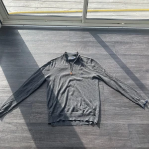 Ralph Lauren Ziptröja - Grå Polo Ralph Lauren ziptröja perfekt till hösten.🍁            Den är sällan använd så skicket är 9/10, men har krympt pyttelite i tvätten. Originall storlek M men passar S samt M slimfit. Tveka ej vid frågor😁
