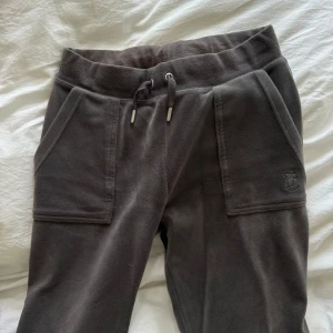 Juicy couture byxor - Säljer mina juicy byxor i en grå nyans som inte längre produceras💕säljer då jag har flera andra och de inte kommer till användning💕de är väl använda och därav priset💕tryck gärna på köp nu!
