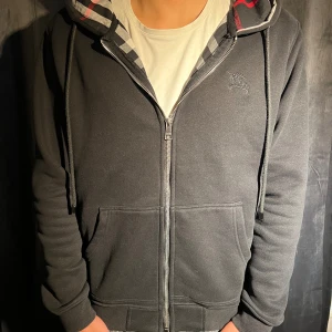 Burrbery Zip-Up Hoodie - Burrbery Zip-Up hoddie | Skick 9/10 | Storlek M | Används inte längre |Köpare står för frakt eller mötas upp vid Sundsvalls området | Skicka frågor vid funderingar om hoodien 