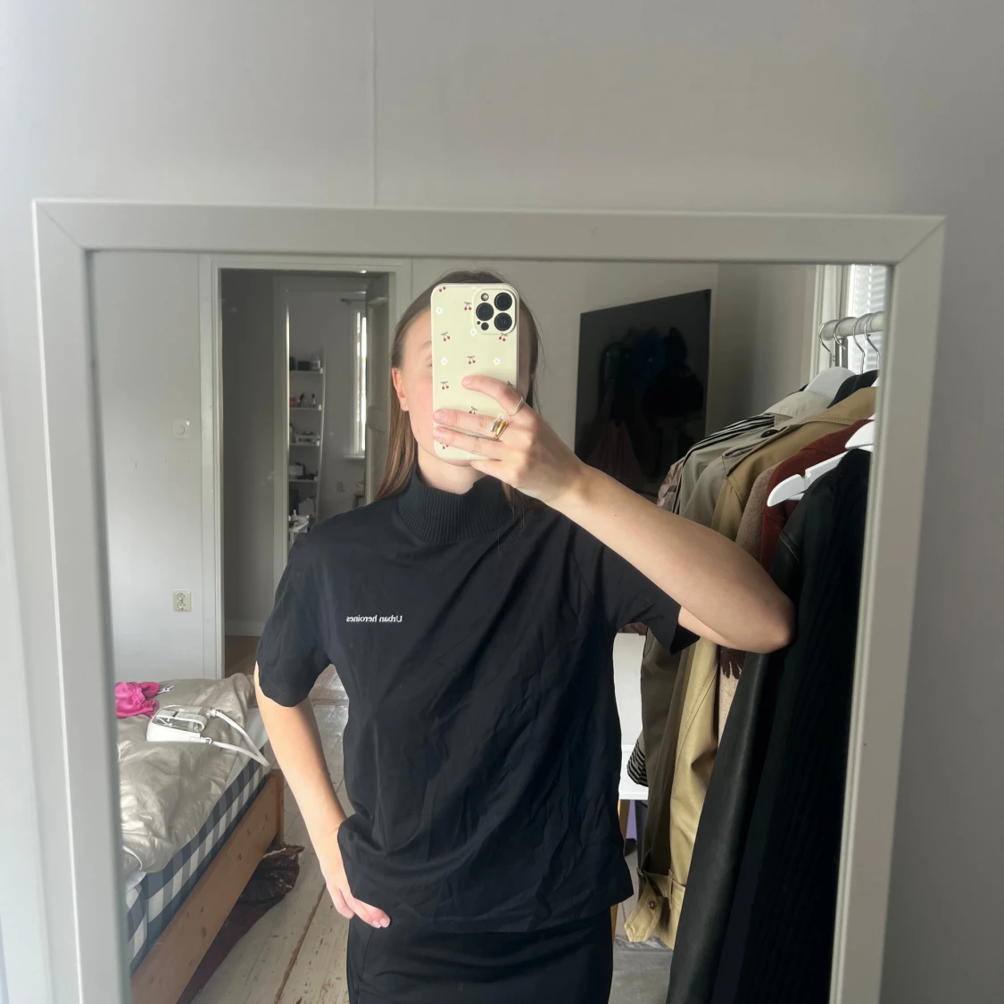 Svart t-shirt från Zara med en liten krage och ett litet tryck - 90