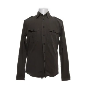 Overshirt från Eton - Laidback skjorta, perfekt som överskjorta till hösten. Snygg färg som matchar enkelt. Nypris ca 2000. Översta knappen saknas men den knäpper man aldrig ändå därav priset. Hör av er vid frågor!