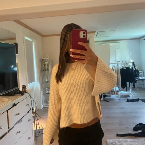 Stickad gina tröja med slits - Beige stickad tröja från Gina, aldrig använd❤️ skriv till mig ifall ni vill ha fler bilder ❤️